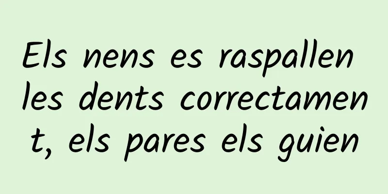 Els nens es raspallen les dents correctament, els pares els guien