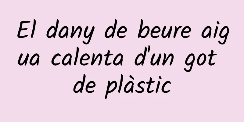 El dany de beure aigua calenta d'un got de plàstic